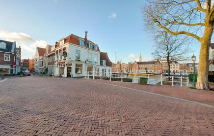 Indeling Bijzonder fraai en luxe verbouwd herenhuis aan de Burgwal en met zicht op het Spaarne. Zeer verrassende woning met diverse gebruiksmogelijkheden zoals werken aan huis.