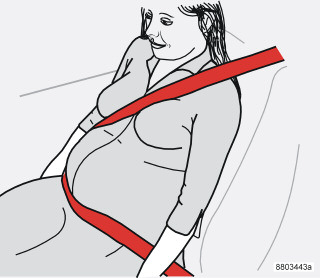 01 Veiligheid Veiligheidsgordel en zwangerschap Naarmate de zwangerschap vordert moeten zwangere bestuurders de stoel en het stuur dusdanig verstellen dat ze de auto volledig onder controle hebben