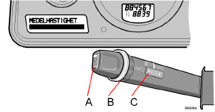 02 Instrumenten, schakelaars en bediening Boordcomputer 02 Boordcomputer (optie) Bedieningsknoppen Om toegang te krijgen tot de informatie in de boordcomputer, moet u het duimwiel (B) in stappen