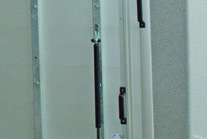 Deurvastzetter Functieverklaring De deurvastzetter dient voor het arreteren van de toegangsdeur tegen het uit zichzelf dichtvallen. 6.4.