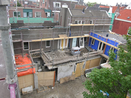 * Er wonen relatief veel éénpersoonshuishoudens (55%). Ter illustratie: landelijk is dit 33%, maar dit hoge percentage is niet verrassend gezien het grote aantal kleine woningen in het complex.