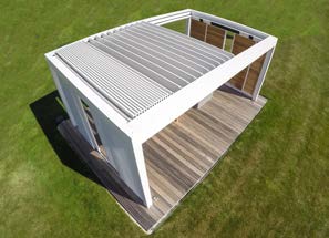 SKYE Modulair en volledig afsluitbaar terrasdak met draaiende en openschuivende aluminium lamellen Oriënteerbare daklamellen om warme lucht af te voeren en te beschermen tegen zon, regen of wind