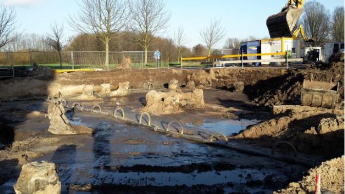 Maart De kanaalplaatvloer op de begane grond zijn gelegd, de installaties in de kruipruimte zijn aangelegd, de betonwanden en -kolommen van de reinwater- en fietsenkelder zijn gestort, de