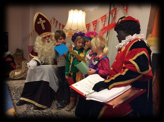 Na welkom te zijn geheten en alle kinderen begroet te hebben, ging Sint de school binnen. De groepen 1 tot en met 4 gingen allemaal bij Sinterklaas en zijn Pieten op bezoek in het speellokaal.