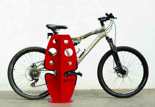 Fietsbeugel PDL Aan fietsbeugel PDL kunnen 2 fietsen worden vastgezet. Door het pedaal in de daarvoor bestemde gleuf te plaatsen blijft de fiets stabiel staan.