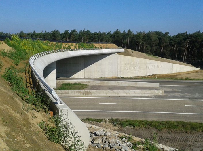 Kempengrens In november hebben vertegenwoordigers van de Vlaamse en Noord-Brabantse overheid het landgrensoverschrijdende MJPO-ecoduct Kempengrens geopend (zie bijlage D).