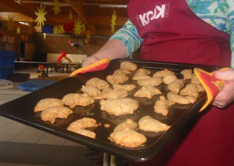 Honingkoekjes Zet het keukengerei klaar: Pannenkoekenmes vormpjes koffielepl Tupperware 2l weegschaal 2 doosjes schaaltje