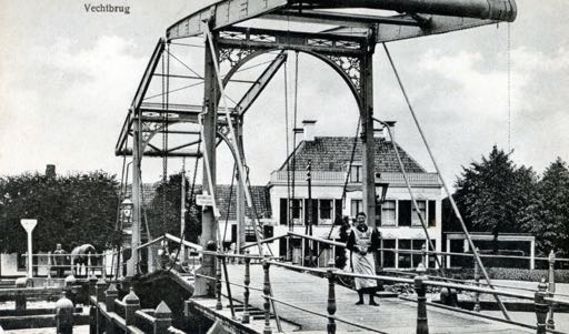 Geschiedenis van de brug Al in de 16 de eeuw lag er op de plek van de huidige Van Leerbrug een houten brug over de Vecht.