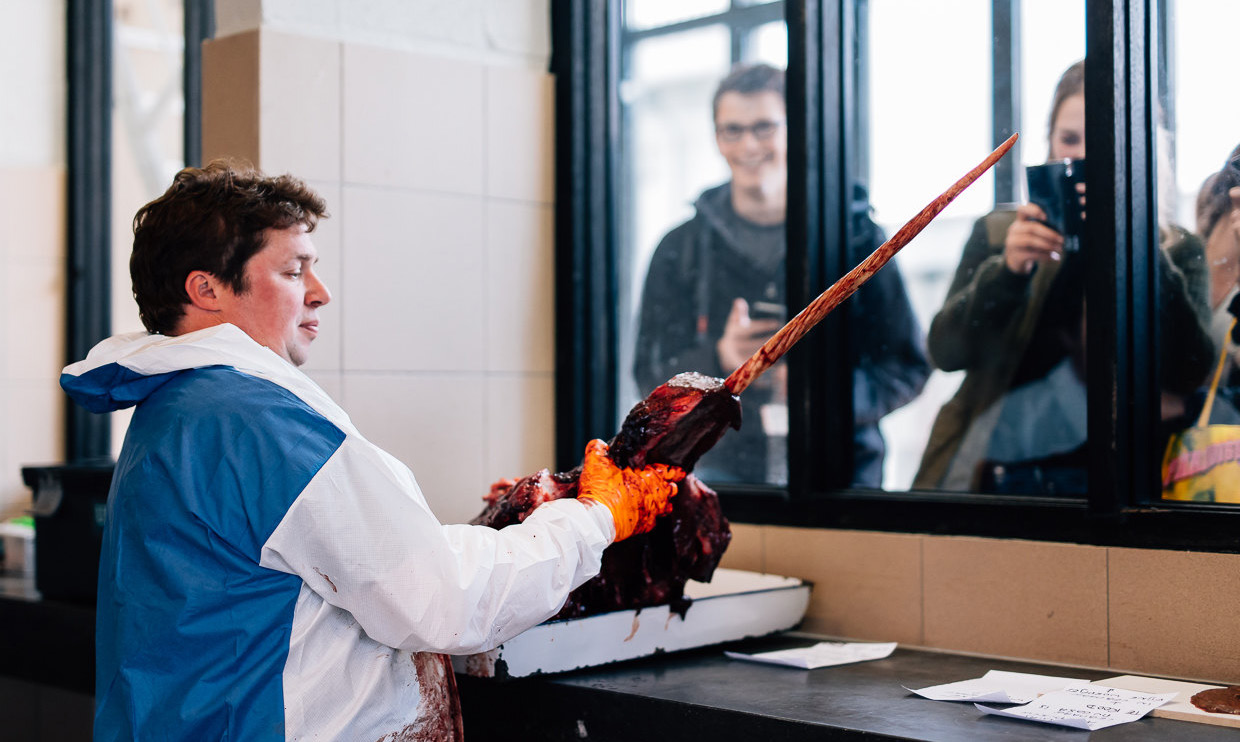 Jesse Willems Onderzoekers van Ugent bereiden het skelet van de narwal voor om te worden opgenomen in het Koninklijk Belgisch Instituut voor Natuurwetenschappen.