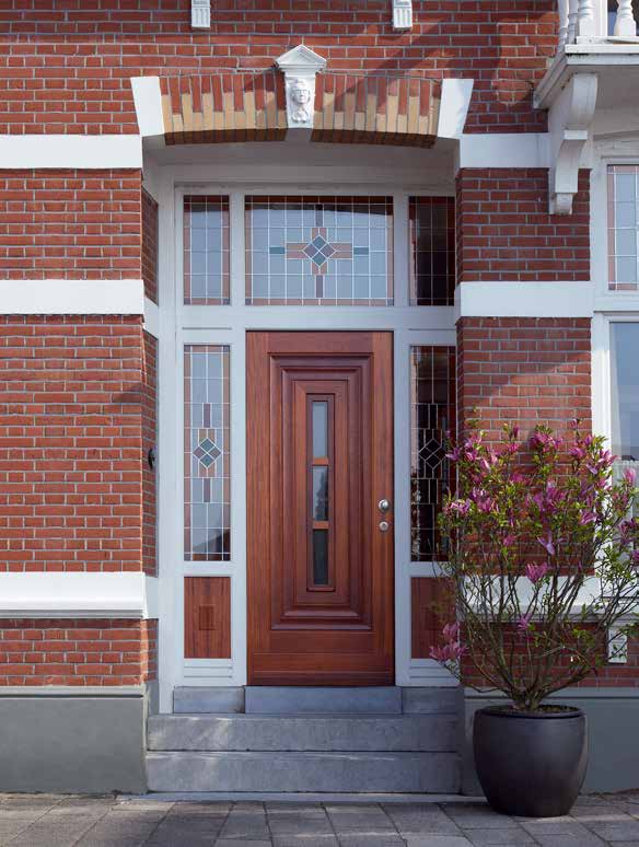 96 over buitendeuren over buitendeuren 97 voor toen en nu JAREN 30 Het maakt niet uit of uw gevel wel of niet geverfd is; een blank afgewerkte jaren 30 deur is altijd een stijlvolle entree.