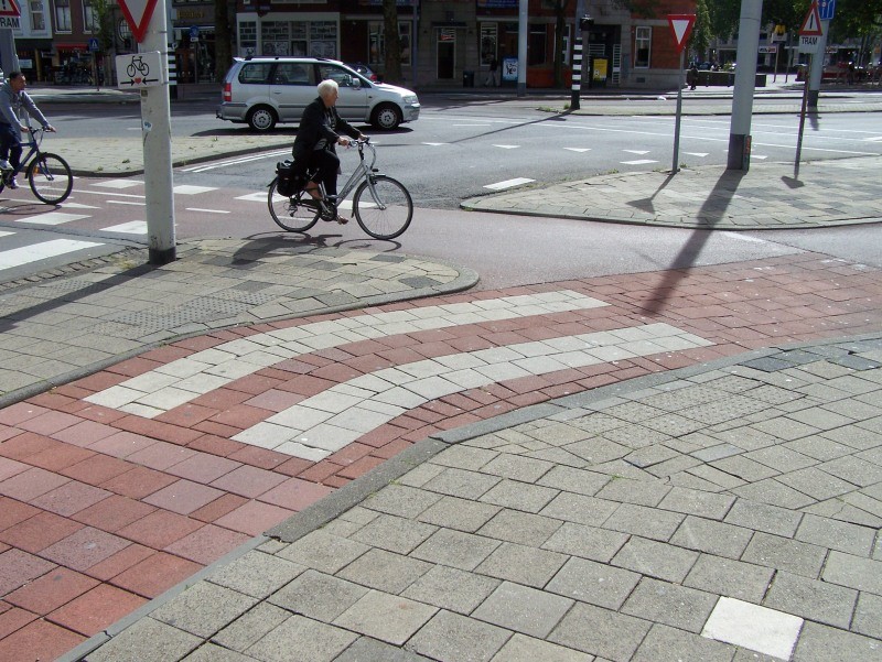 2. Kruising Slaak / Oostzeedijk: Wie vanaf de Slaak richting Oostzeedijk / Honingerdijk wil fietsen krijgt te maken met een verkeerd aangelegde bocht.