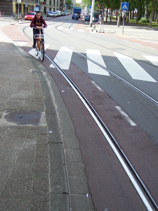 II. CROOSWIJK 1.Boezemstraat-Pijperstraat Fietsers, auto s en afslaande tram: veel verkeersbewegingen op zo n plek en er wordt hard gereden.