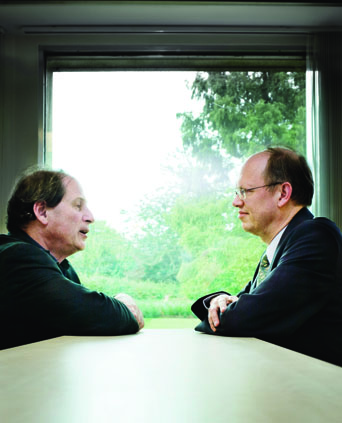 SALOMON KROONENBERG (MET RECHTS JEAN-PASCAL VAN YPERSELE) Sinds 1998 is de temperatuur min of meer constant gebleven. Het warmt de laatste tien jaar niet echt meer op.