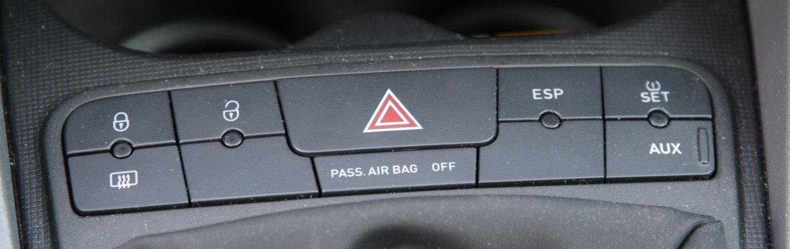 Schakelaar midden console 1. Vergrendelen / ontgrendelen portieren. 2. Alarmlichten. 3. Achterruitverwarming. 4. Indicatie uitgeschakelde passagiers airbag.