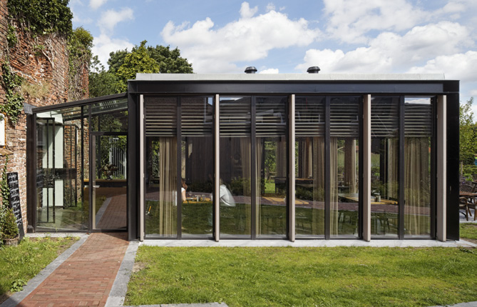 in zicht Fragiel meubelstuk van staal, hout en glas Dit paviljoen in het Hortuspark in Harderwijk is een door Cell Studio Architecten fragiel ontworpen meubelstuk van staal, hout en glas.