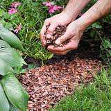 ALGEMEEN Milieuvriendelijk 100% natuurlijk product voor minder werk en meer plezier van uw tuin HOE WERKEN BODEMBEDEKKERS - Decoratieve eigenschappen: - Laat planten beter uitkomen - Geeft een
