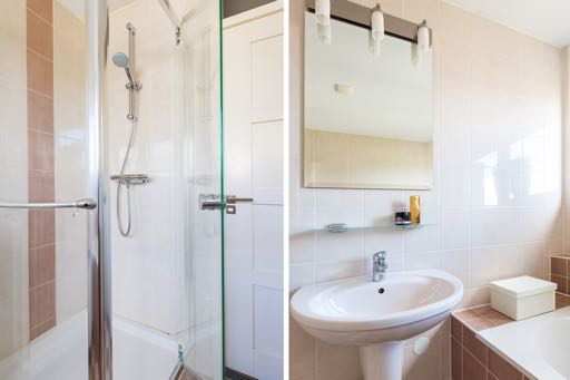 De geheel betegelde badkamer is voorzien van een wastafel met spiegel, een