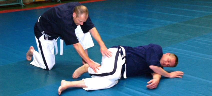 Duw het been tegen het lichaam en ga in gevechtshouding staan aan de juiste kant van de mat (tatami).