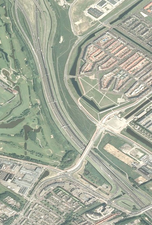 5 Weefvakken A13 5.1 Inleiding Op de A13 tussen de aansluitingen Delft-Noord en Knooppunt Ypenburg bevindt zich in beide richtingen een weefvak. De locatie is gegeven in afbeelding 33.