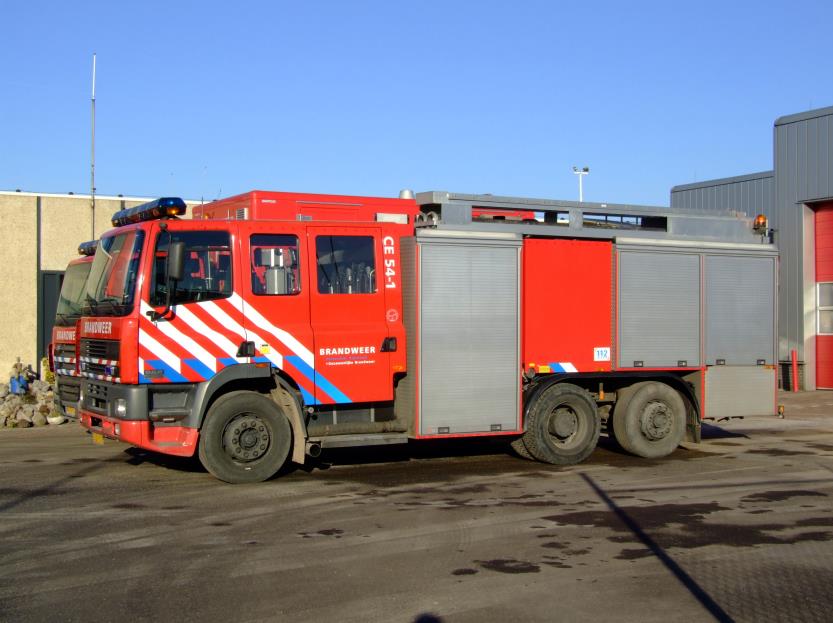 Groep 1 en 2 Hoei, joei, joei wat gaat daar door de straat? Kijk het is de brandweer, die een brandje blussen gaat! Een kijkje nemen bij de brandweer, dat willen de kleuters wel. En.