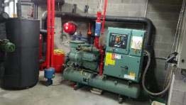 Kantoorgebouw comfortkoeling Zuigercompressor met cap.