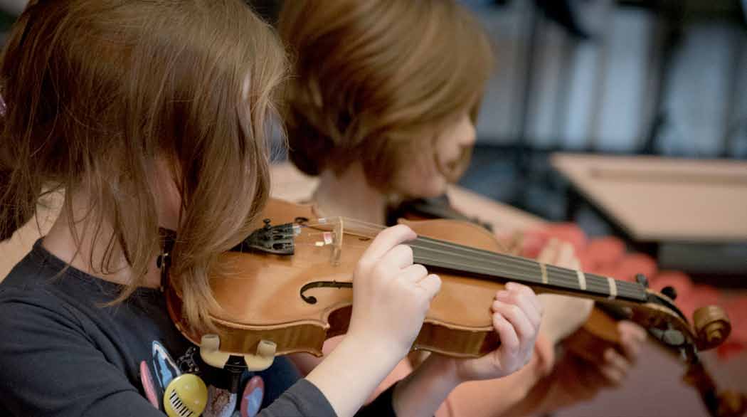 muziek MINI 1 MINI muziek initiatie VIOOL initiatie 6 en 7 jaar 2 De viool is een oud en mooi instrument.