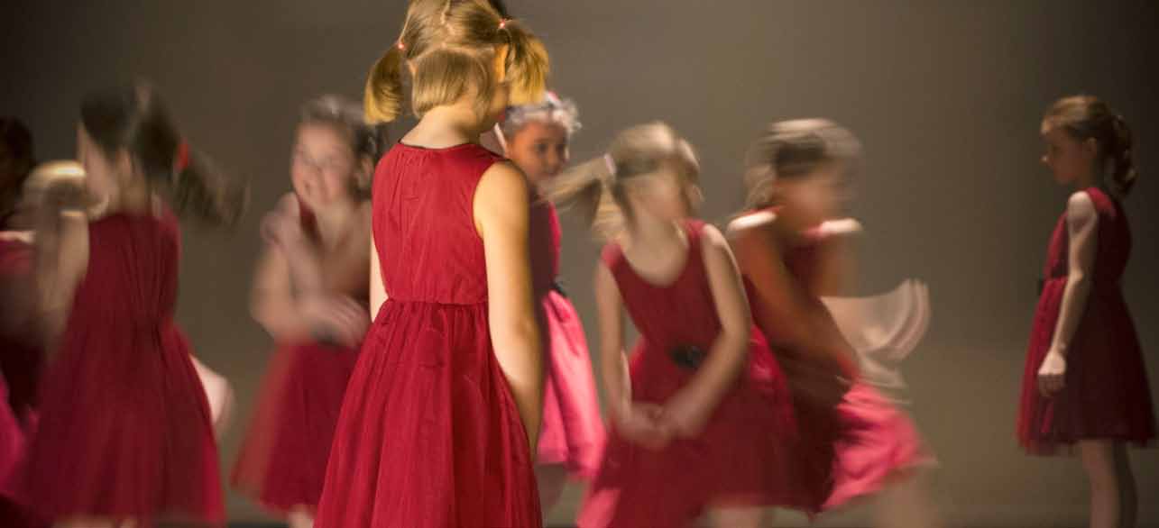 dans dansinitiatie 6 tot 7 jaar Wanneer je in het eerste of tweede leerjaar zit, kan je aansluiten bij de lessen Dansinitiatie. Het verkennen van verschillende muziekstijlen is hier essentieel.