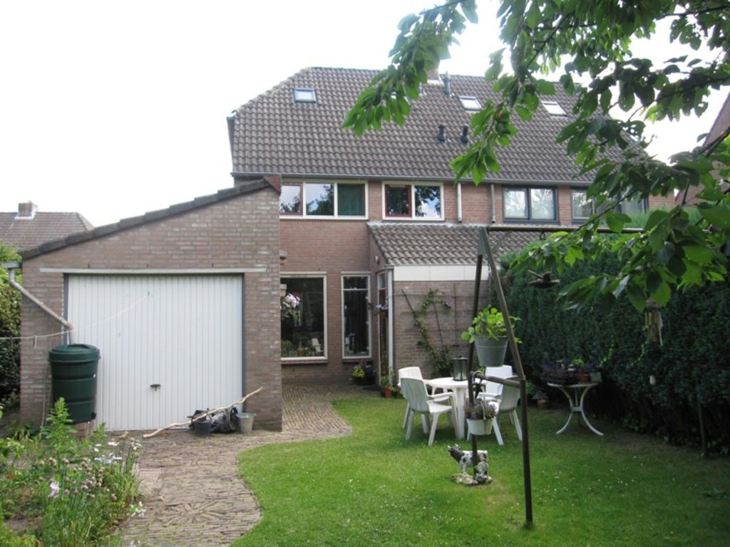 Algemeen: * De woning ligt op een zeer rustige en kindvriendelijke omgeving. * Gasgestookte c.v. combiketel (bouwjaar 2005). * De woning is voorzien van houten kozijnen met isolerende beglazing.