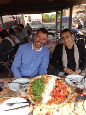 10 Als beloning en gastronomische afsluiter ging ze dan ook maar al te graag in op hun verzoekje: Wanneer gaan we eens op restaurant?