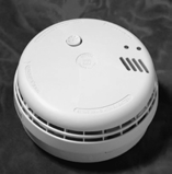 Opgave 4 Rookmelder Een rookmelder (zie figuur 7) is een apparaatje dat een alarmsignaal geeft als er rook in komt, bijvoorbeeld bij brand.