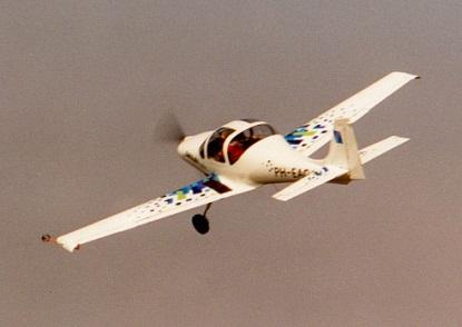 Opgave 5 (5 pt) Van een één-motorig propellervliegtuig zijn de volgende gegevens bekend Gewicht vliegtuig: W = 8500 [N] Vleugeloppervlak: S = 9,84 m Parabolische vliegtuigkarakteristiek: CL CD CD 0