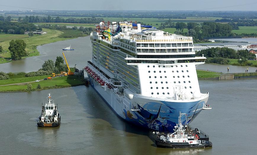 NORWEGIAN ESCAPE, 9677076, Op 15 augustus 2015 is de NORWEGIAN ESCAPE uitgedokt op de Meyer Werft. Het schip zal half september de Ems afvaren om de proefvaarten op zee uit te voeren. Het schip kan 4.