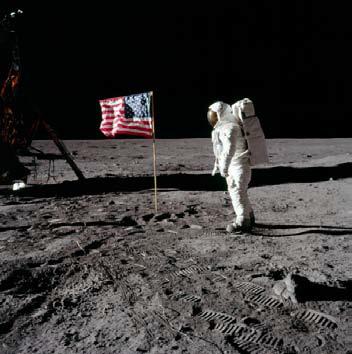 Vraag 7: Wat is waar? De astronauten die op de maan geweest zijn, A. moesten een speciaal astronautenpak aan om te voorkomen dat ze ziek zouden worden door maanbacteriën. B.