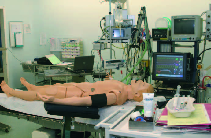 hoofdartikel Figuur 5 Opstelling die in Rijnstate Ziekenhuis Arnhem wordt gebruikt voor CRM-training van ok-personeel op de eigen werkplek.