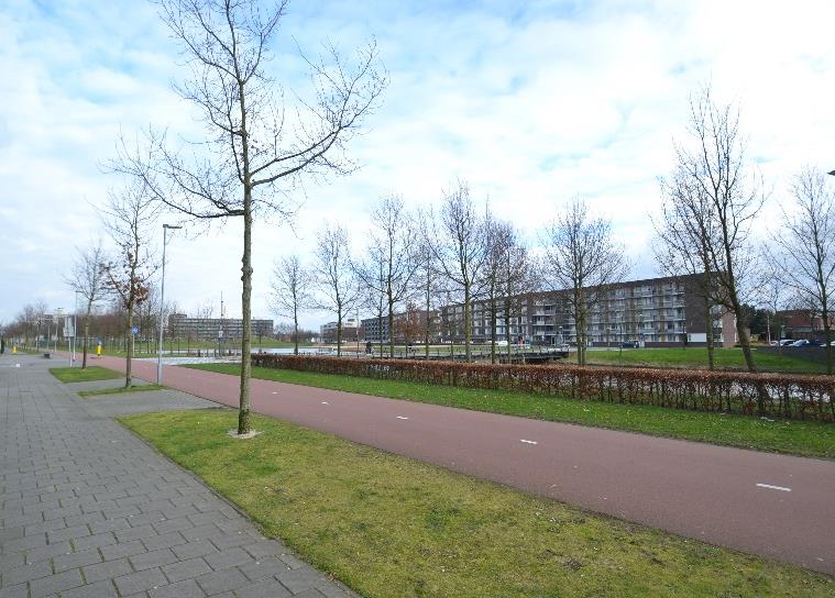 De kavel ligt aan een breed fietspad waar alleen bewoners en bezoekers met de auto mogen komen.