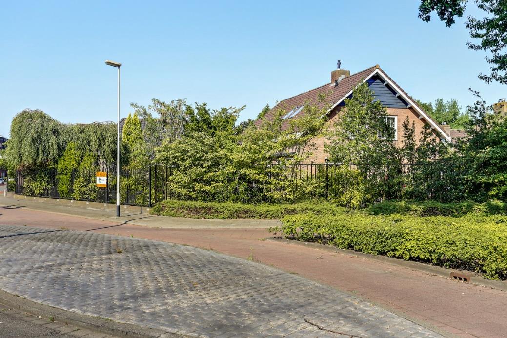 Ligging De woonwijk Princenhage is met bijna 8.100 inwoners de op één na grootste van Breda. De nieuwe kleine woonbuurt Heilaarpark, ten westen van Westerpark, behoort ook tot deze woonwijk.