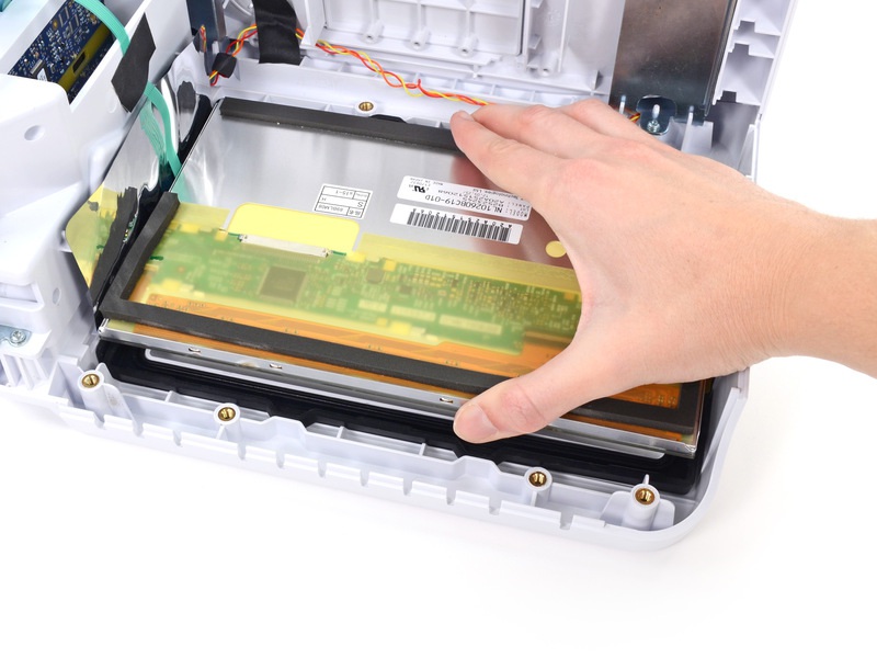 Stap 48 Gebruik de platte kant van een spudger om het LCD te bevrijden van de rubberen afdichting frame. Stap 49 Verwijder de LCD van voren behuizing.