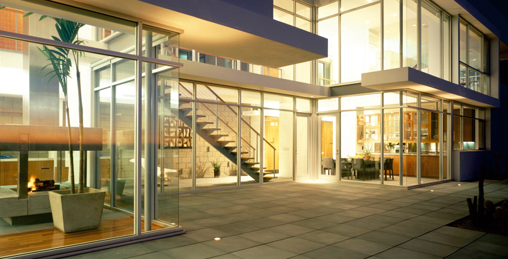 een 3-kamer raam- en deursysteem in hoogwaardig aluminium dat een verhoogde kwaliteit biedt qua isolatiewaarde en stabiliteit.