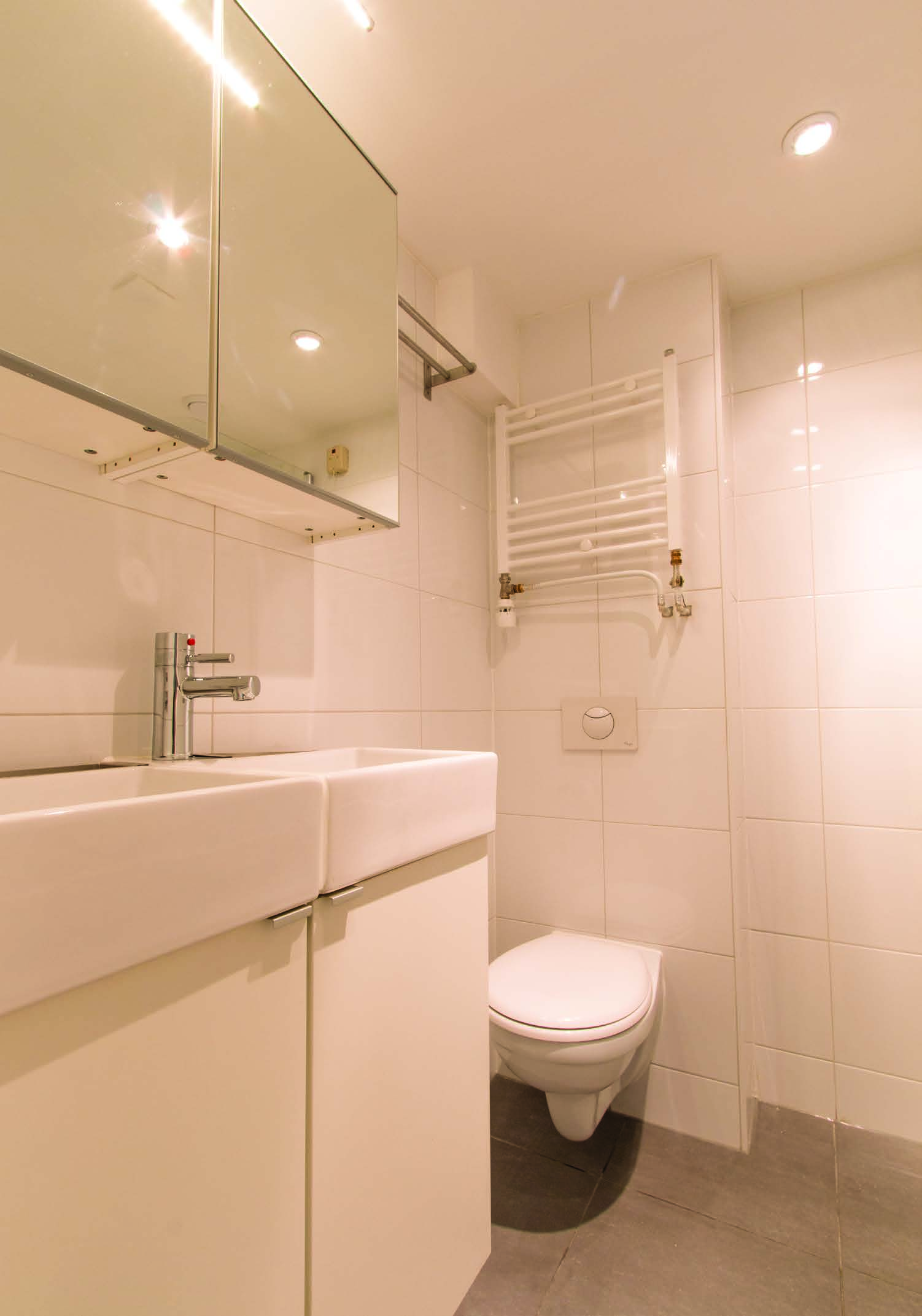 BAD KAMER licht & fris Aangrenzend aan het slaapgedeelte bevindt zich de goed ingedeelde badkamer met toilet, bad met douchegedeelte, dubbele wastafel en wasmachine.