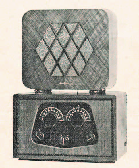 Minimax 23 W.S., werkt op wisselstroom, eiken kast, 4 lampen. Winkelprijs ƒ 200. Afgebeelde luidspreker ƒ 39,50. Minimax 21 W.S., het allereerste toestel dat volledig op wisselstroom werkt, in een kast van Slavonisch eiken, met 5 lampen.
