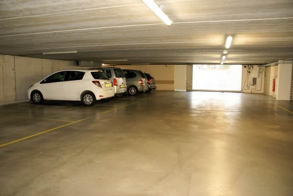 Parkeergarage en berging : Het appartement heeft twee parkeerplaatsen in de garage en een ruime berging in het afgesloten souterrain. Algemeen : De Nefit Ecomline HR combiketel is van bouwjaar 2004.