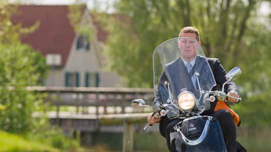 ANWB Bromfietsverzekering Even naar de stad voor een boodschap. Naar school of naar het werk. Met uw brom- of snorfiets bent u zo waar u wilt zijn. En natuurlijk bent u erg zuinig op uw scooter.