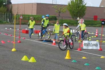 op de Inhoudstabel >> Fietsbehendigheidscircuits 1e en 2e graad basisonderwijs p.2 3e graad basisonderwijs - testcircuit p.3 circuit Internationaal 10 p.3 circuit Europa p.3 circuit Royal p.