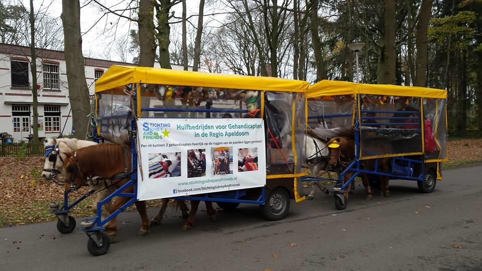 Jaarverslag 2016 Welzijn: Het hoofddoel van Stichting Sidney and Friends is huifbedrijden voor meervoudig gehandicapten, vanaf Groot Schuylenburg in Apeldoorn, bij een super leuke locatie : boerderij
