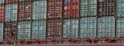TOELICHTING (1) Het risico Ter voorkoming van het overboord slaan van containers moeten containers die aan dek van een zeeschip staan onderling aan elkaar worden vastgezet.