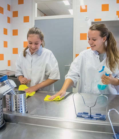 Hoi, ik ben Kevin en ik zit in klas 1 van het vmbo. Ik had al veel leuke dingen over het Corlaer College gehoord. We zijn met groep 8 van de basisschool ook al een keertje op bezoek geweest.