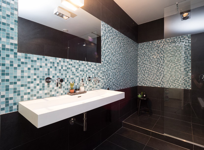 Badkamer Royale stijlvolle geheel betegelde badkamer met een