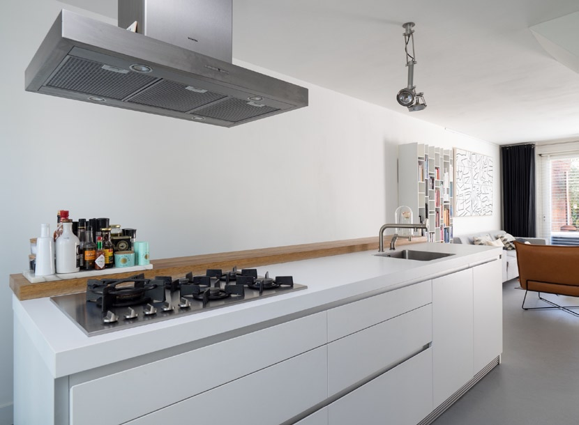 Vanuit de hal komt u direct in de moderne open keuken (merk Bulthaup) met een apparaten-/kastenwand en kookeiland.