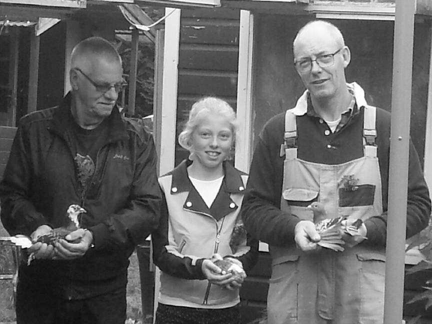 Dirk en Elitsa Veldhuis winnen Pau in Fondunie 2000 Op vrijdagochtend 19 juni kwamen de duiven los van Pau. De duiven gingen met een overwegend NW tot N wind richting Nederland.
