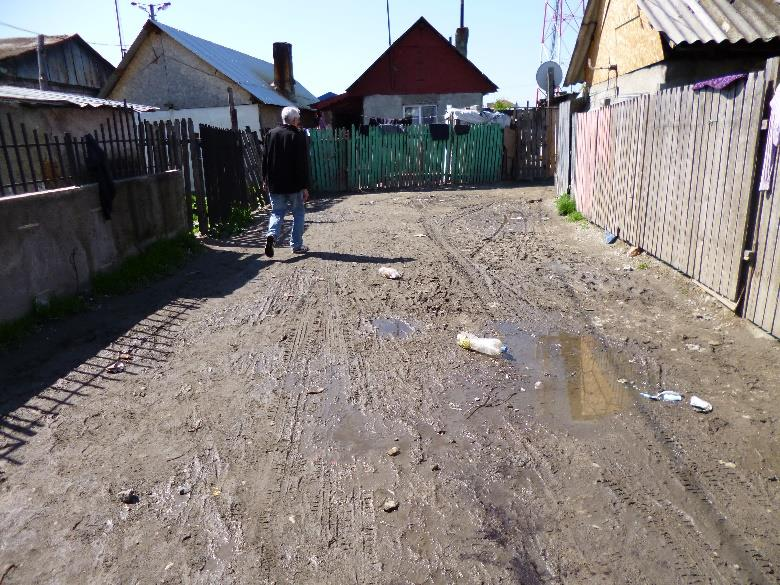 Het eerste gezin had 5 kinderen met de 6e opkomst. Eén kind is gehandicapt. De man heeft alleen 's zomers werk. Het zal duidelijk zijn dat het voor dit gezin moeilijk is om rond te komen.